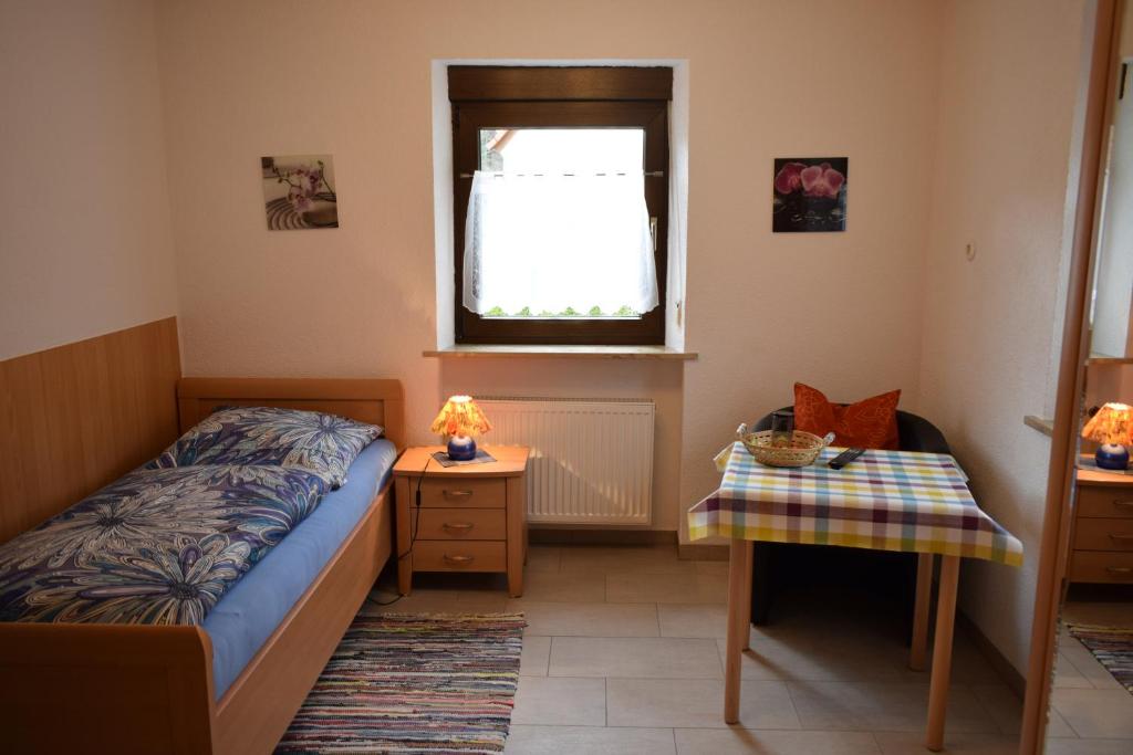 Postel nebo postele na pokoji v ubytování Gaestehaus Grau