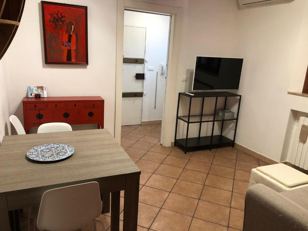 Telewizja i/lub zestaw kina domowego w obiekcie Valdonica, Bologna by Short Holidays