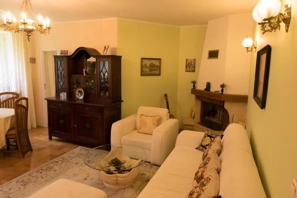 sala de estar con sofá y silla en Apartament Parkowy, en Cracovia