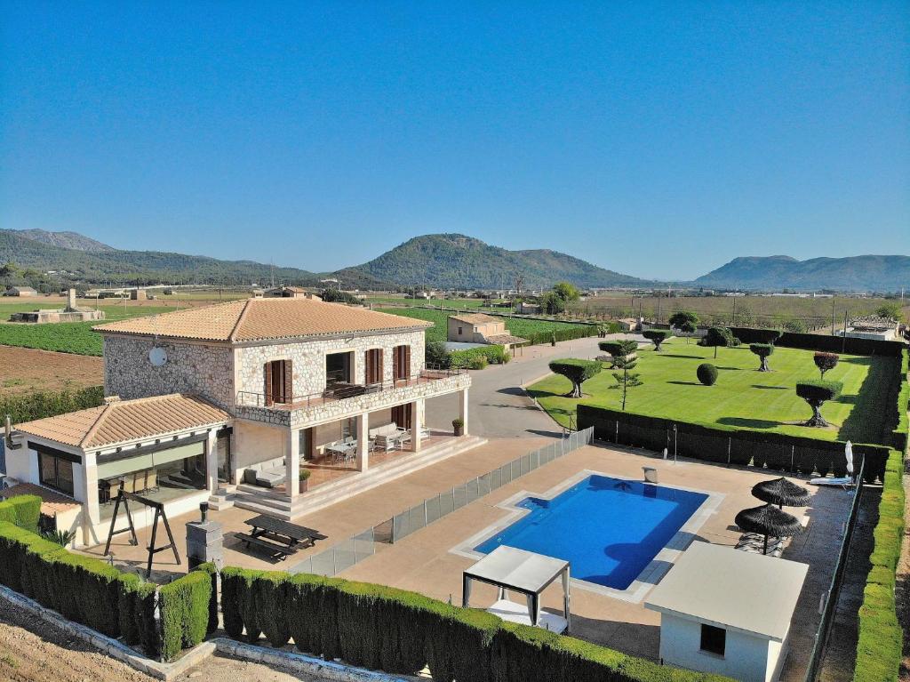 Vaizdas į baseiną apgyvendinimo įstaigoje Villa Rey del Campo 140 by Mallorca Charme arba netoliese