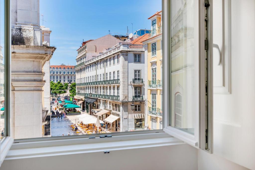 une fenêtre ouverte avec vue sur une rue de la ville dans l'établissement Chiado Prime Garrett Apartment, à Lisbonne