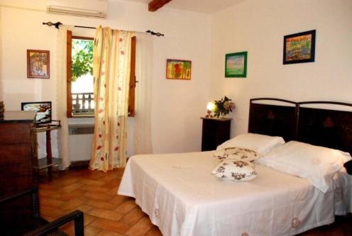 a bedroom with a bed with white sheets and a window at Agriturismo Iacchelli Armando B&B in Velletri