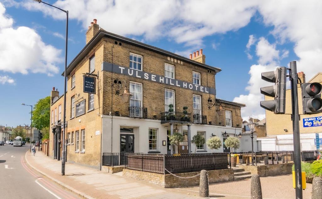 un bâtiment au coin d'une rue avec un feu de circulation dans l'établissement Tulse Hill Hotel, à Londres