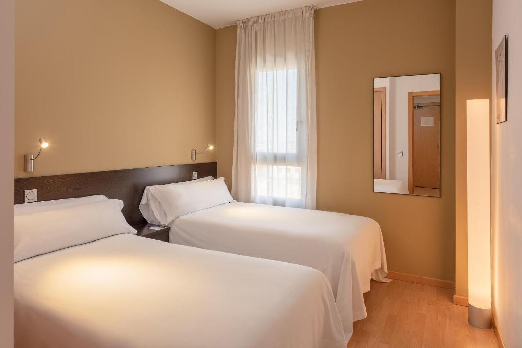 Postel nebo postele na pokoji v ubytování Madrid Airport Suites, Affiliated by Meliá
