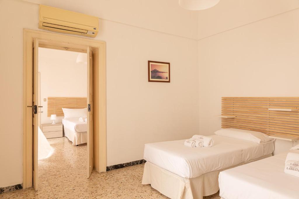 A bed or beds in a room at Casa Labbate