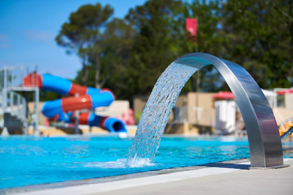 Bazén v ubytování Hotel Park Plava Laguna nebo v jeho okolí