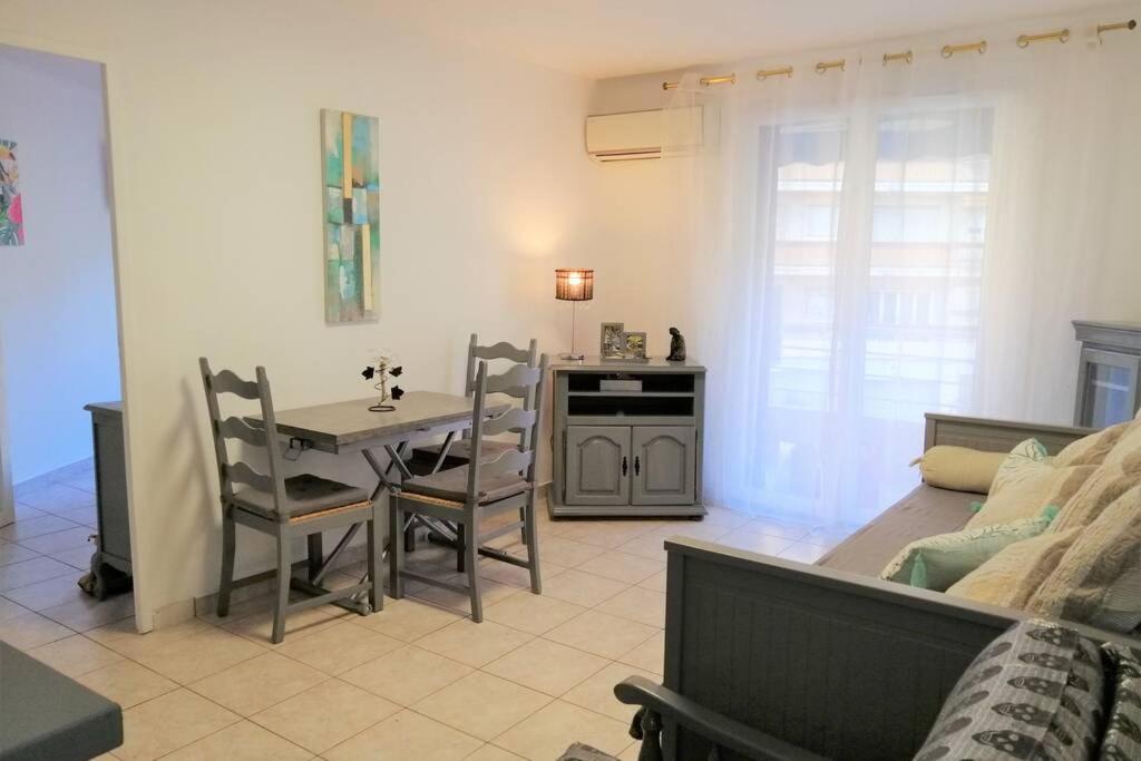 eine Küche und ein Esszimmer mit einem Tisch und Stühlen in der Unterkunft Confortable 3 pièces très bien placé centre ville in Antibes