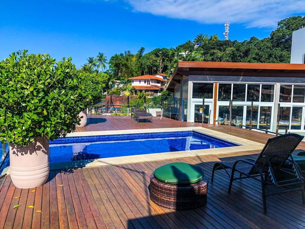 uma piscina sentada num deque ao lado de uma casa em Cristal Pousada em Morro de São Paulo