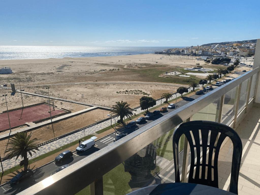 a balcony with cars parked on the beach at Bella Vista Figueira - 1ère ligne Océan in Buarcos