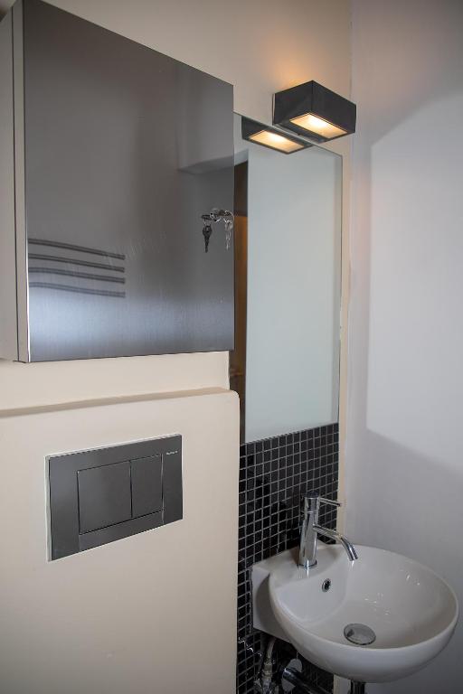 A kitchen or kitchenette at Myron Apartments