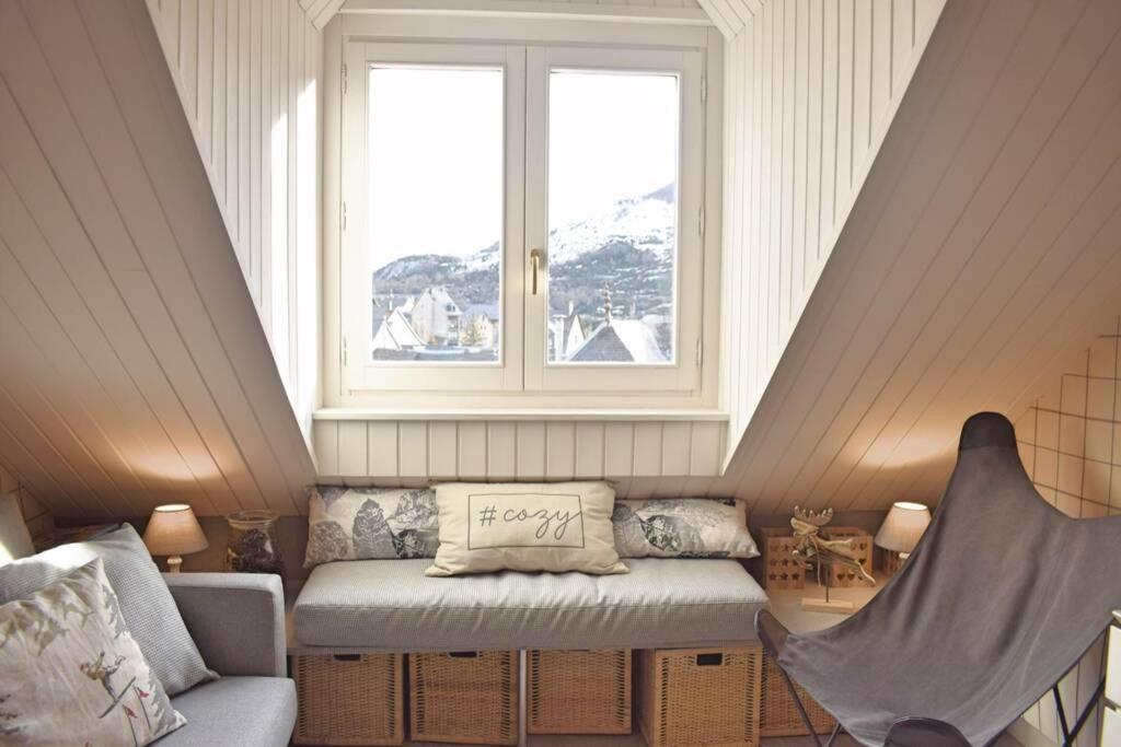 ein Wohnzimmer mit einem Fenster und einem Sofa in der Unterkunft Telera ❅ Personalidad y matices nórdicos ❀❀ in Sallent de Gállego