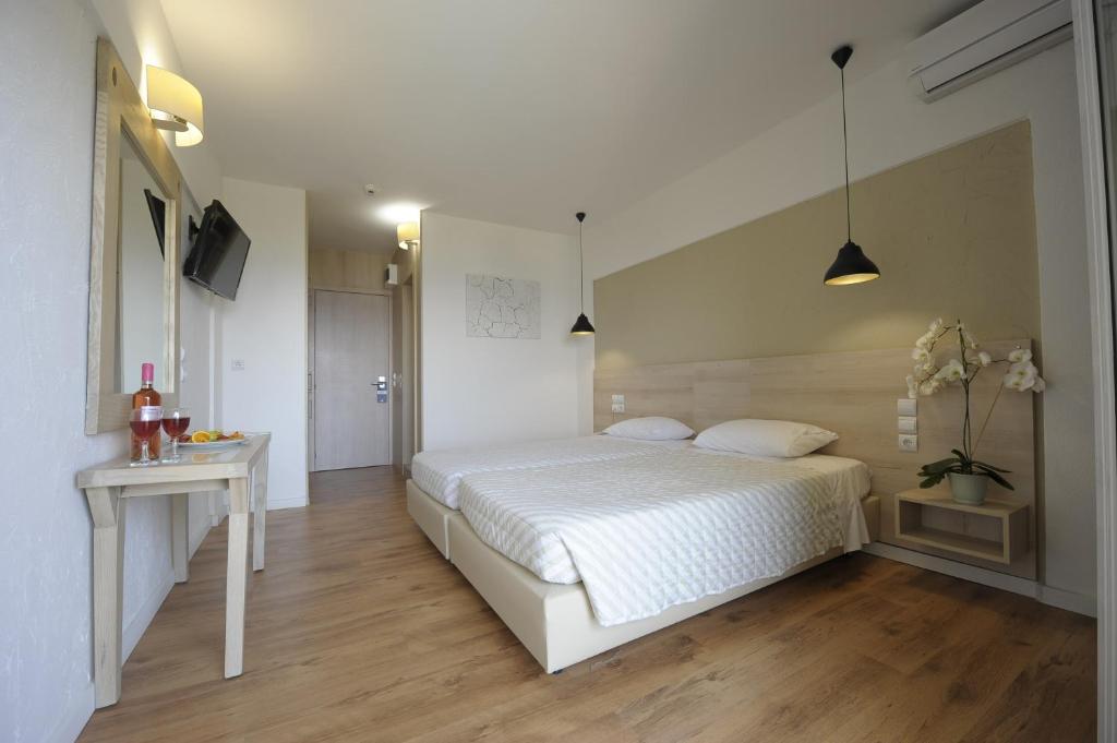 Postel nebo postele na pokoji v ubytování Evia Riviera Resort