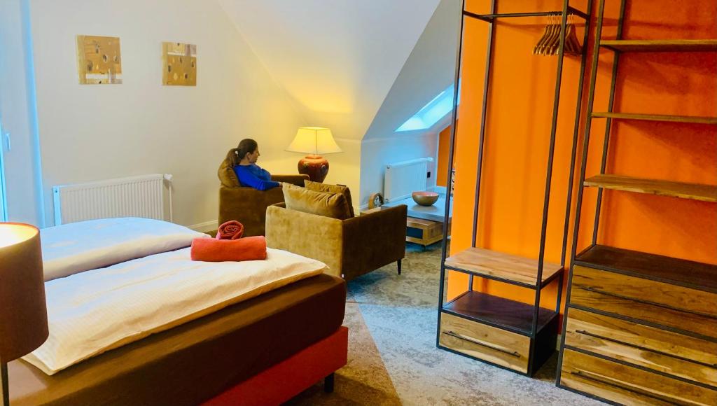 BESOTEL Mettmann-schicke FeWo oder Apartments nähe Golfplatz Gruiten und Neandertal mit Glasfaser WLAN und Parkplatz-viele Schlafzimmer mit Bad en suite - Desván