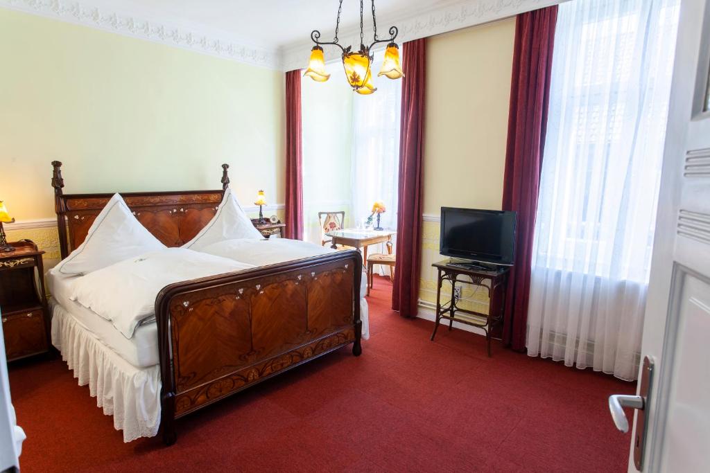 Un pat sau paturi într-o cameră la Hotel Goldener Löwe