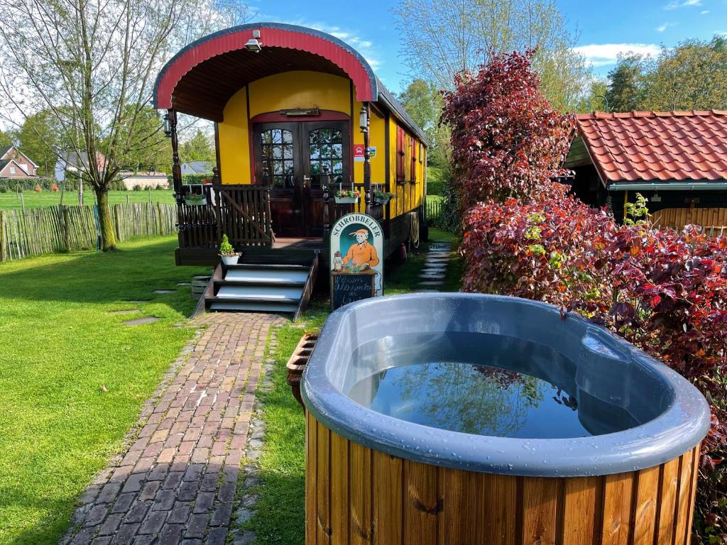 eine große Badewanne im Hof eines Hauses in der Unterkunft B&B Maarle in Poppel