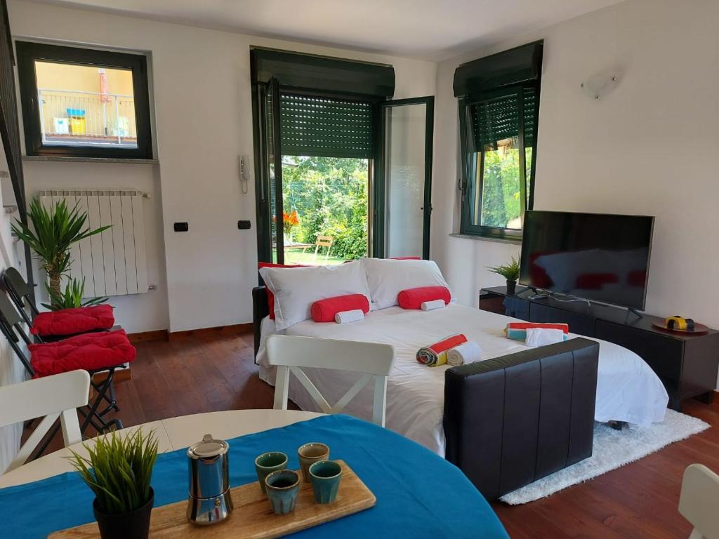 um quarto com uma cama com almofadas vermelhas em Bnbook The terminal - 2 bedrooms apartment em Vizzola Ticino