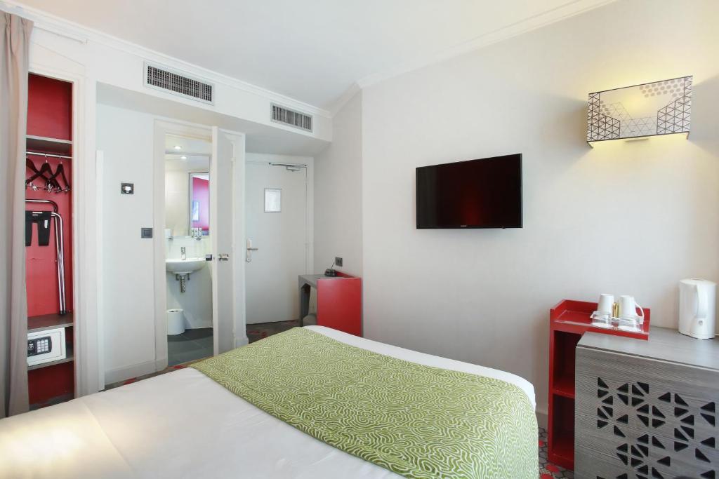 TV a/nebo společenská místnost v ubytování Hotel Eiffel Capitol