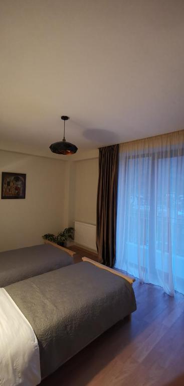 Llit o llits en una habitació de Aronia Kazbegi