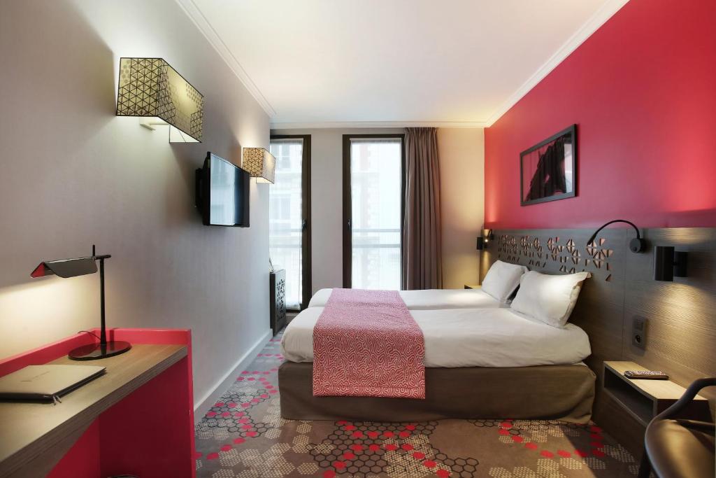 Postel nebo postele na pokoji v ubytování Hotel Eiffel Capitol