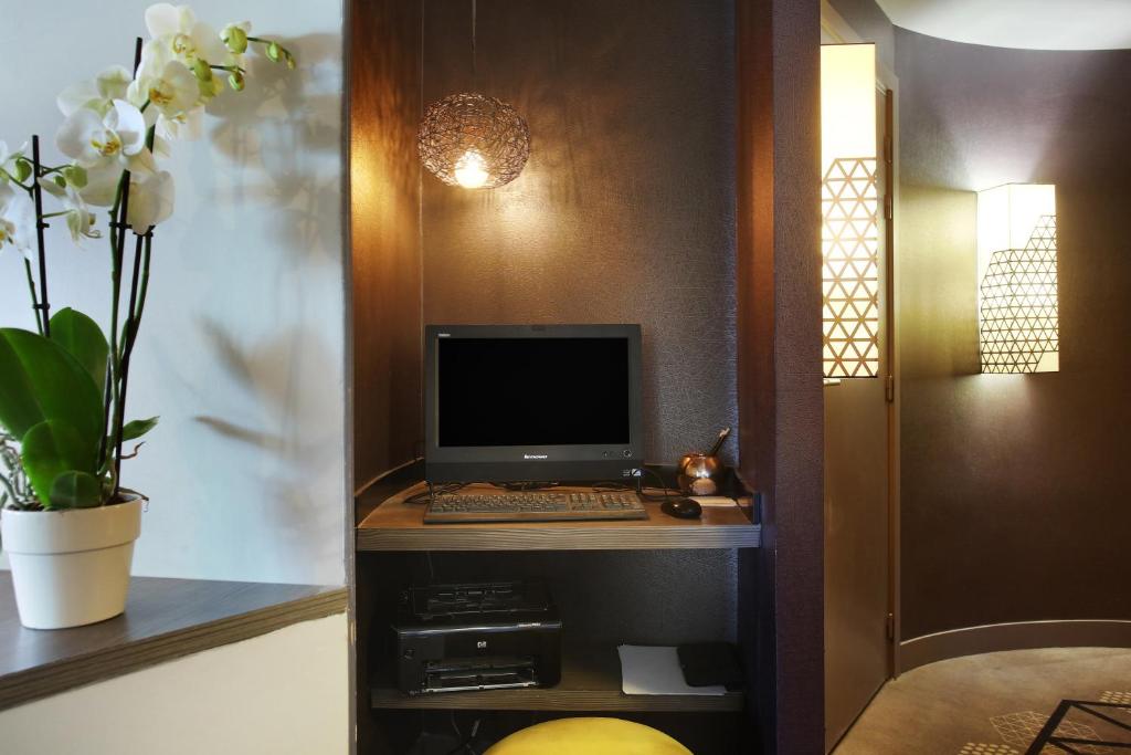 TV a/nebo společenská místnost v ubytování Hotel Eiffel Capitol