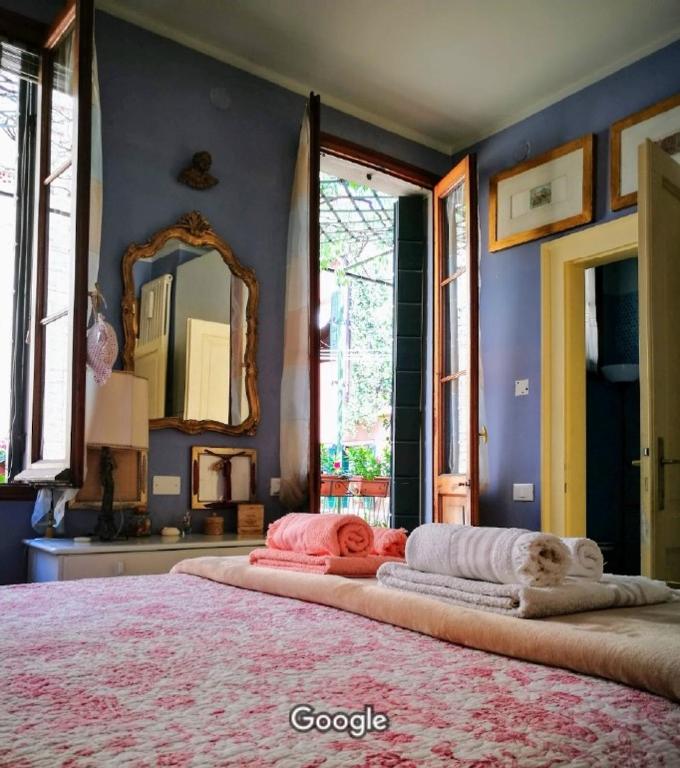Un dormitorio con una cama grande y un espejo. en Exclusive Ca Quadri Apartments, en Venecia