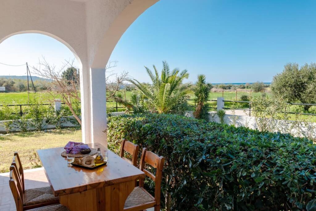 een tafel met een tas erop op een patio bij Alonia Summerhouse in Fanes in Fánai