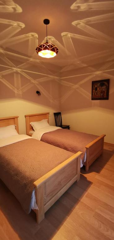 Llit o llits en una habitació de Aronia Kazbegi