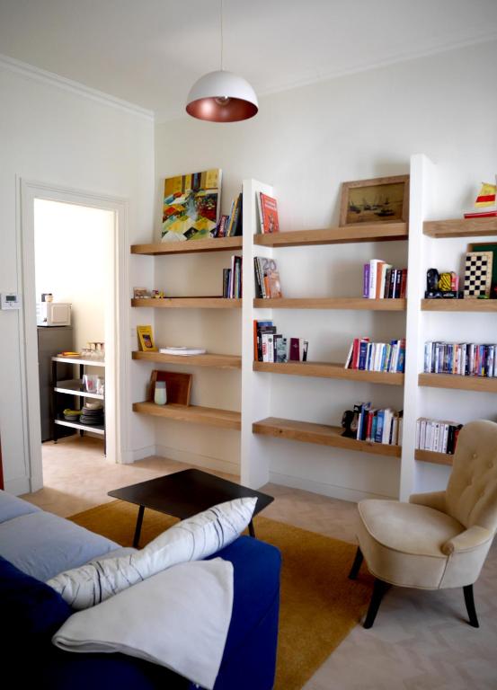 - un salon avec un canapé et des étagères dans l'établissement Villa Week-End, à Arcachon