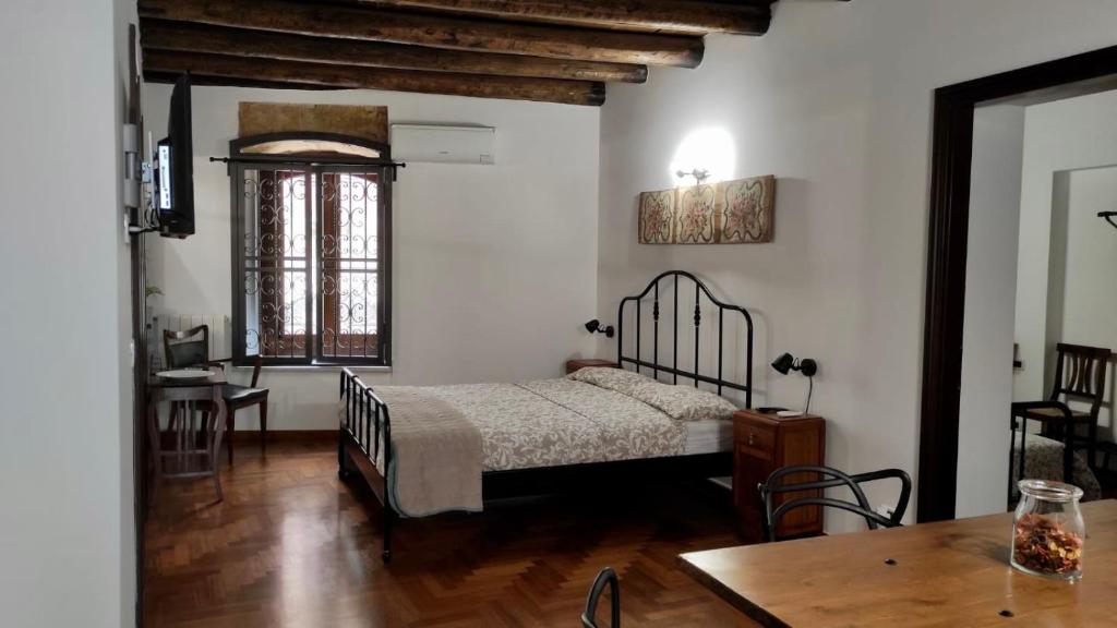 1 dormitorio con 1 cama y 1 mesa en una habitación en Cathedral Sweet home en Palermo