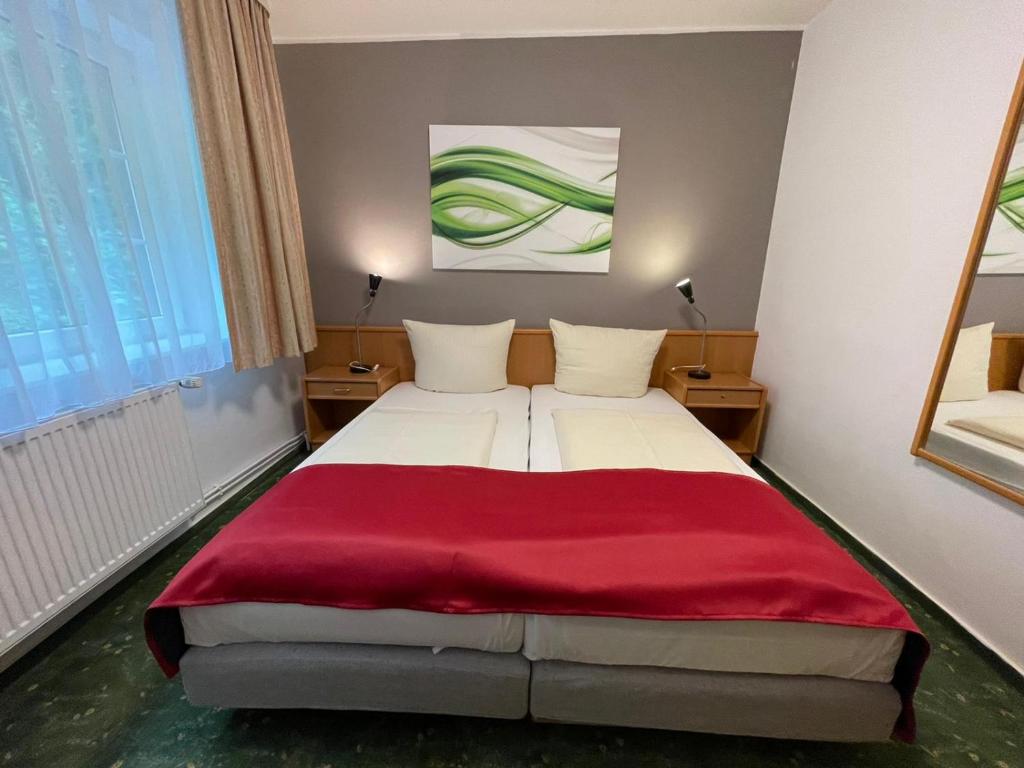Postel nebo postele na pokoji v ubytování Waldhotel Harz Ilsenburg