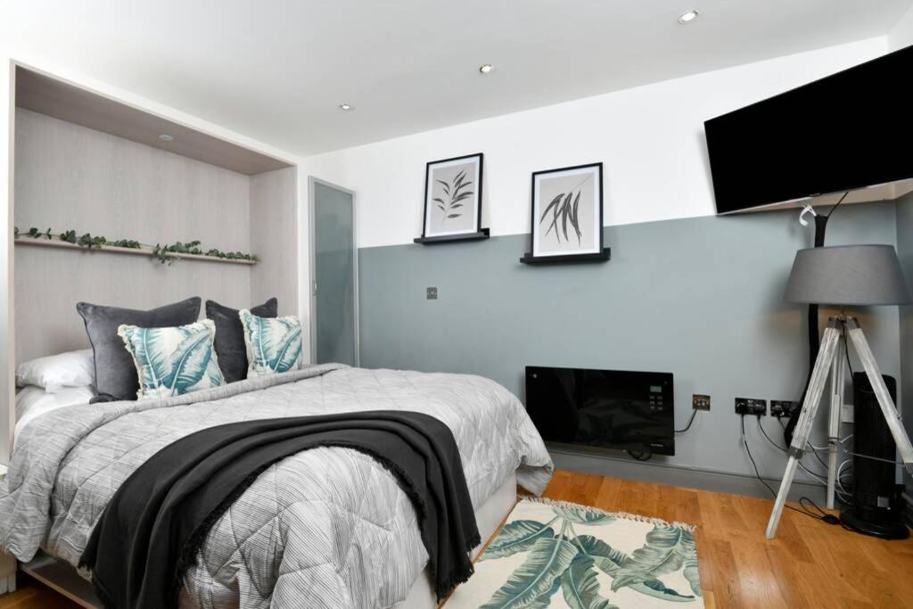 Tempat tidur dalam kamar di Modern studio apartment in Leeds City Centre (LS1)