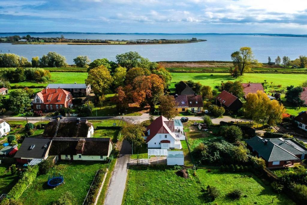 eine Luftansicht eines Hauses mit See in der Unterkunft Ferienhaus 2 Achterwasser-Findling Usedom in Lütow