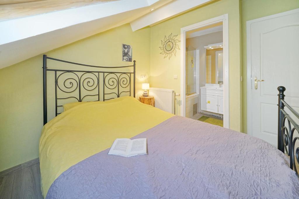 Postel nebo postele na pokoji v ubytování Le Clos Arboré (Gîte)