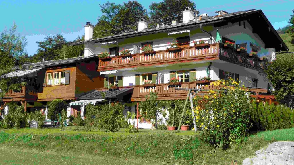 ein großes Haus mit einem Balkon an der Seite in der Unterkunft Gästehaus Salzgau in Schönau am Königssee