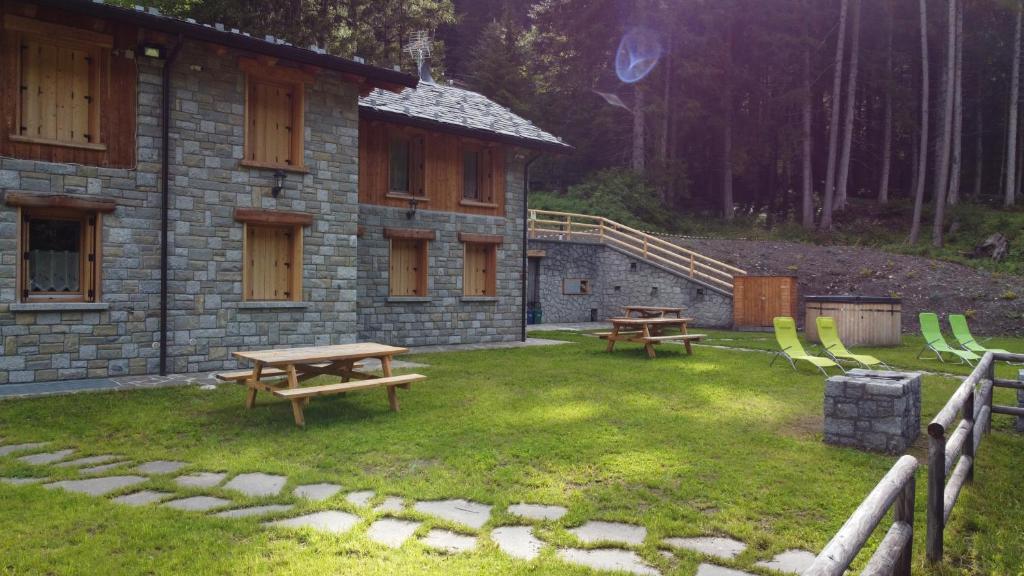 A garden outside Chalet Resort Sozzine