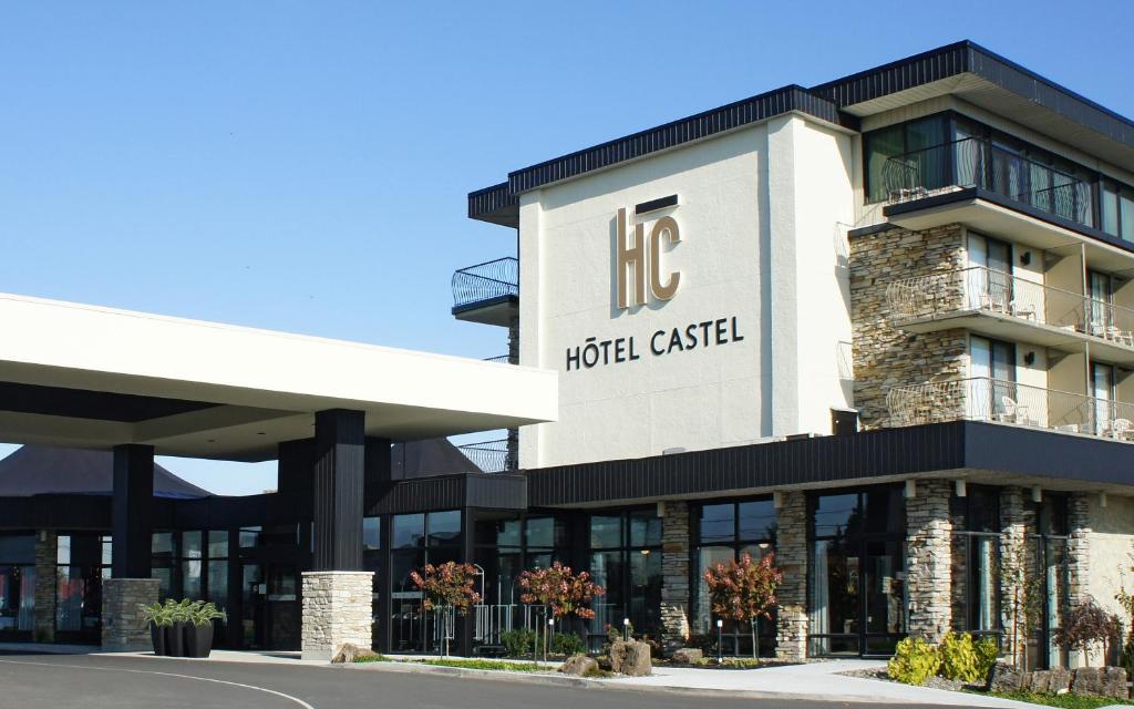 a hotel building with a hotel casket sign on it at Hôtel Castel in Granby