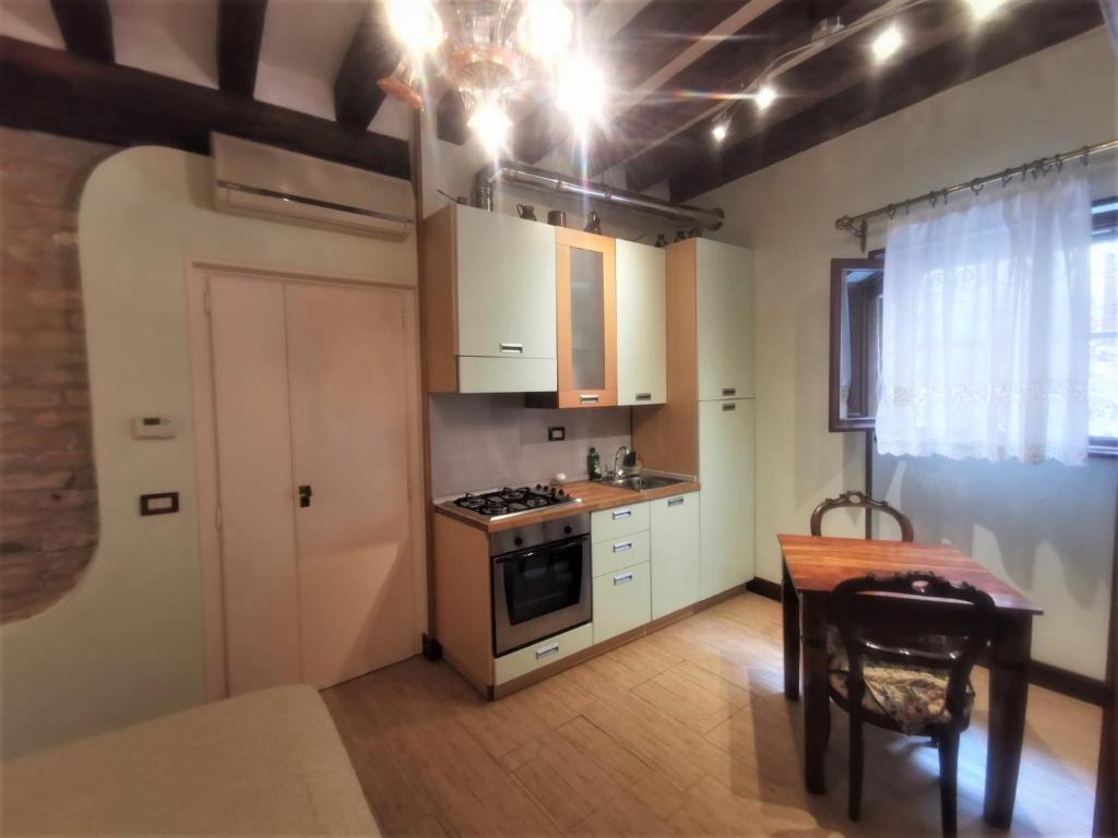 Kuchyňa alebo kuchynka v ubytovaní Canal View Studio Flat