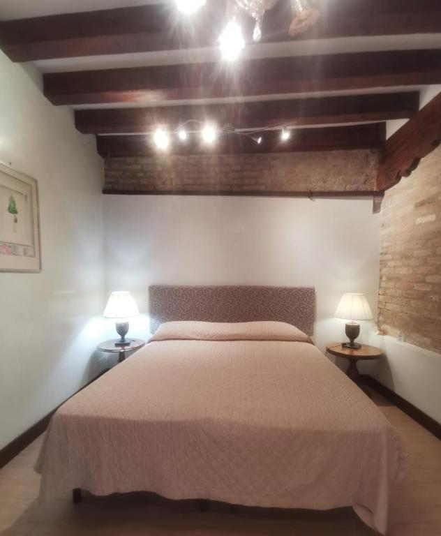 Posteľ alebo postele v izbe v ubytovaní Canal View Studio Flat