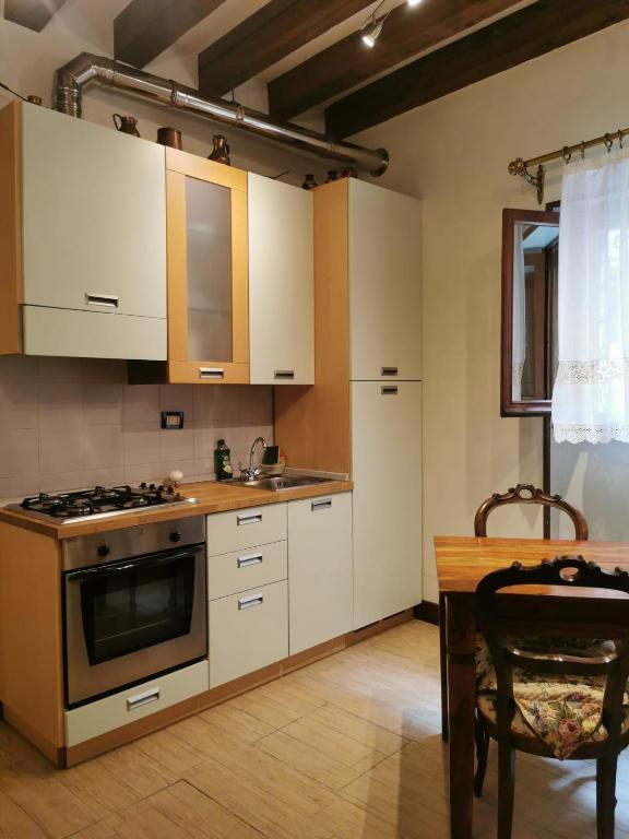Kuchyňa alebo kuchynka v ubytovaní Canal View Studio Flat