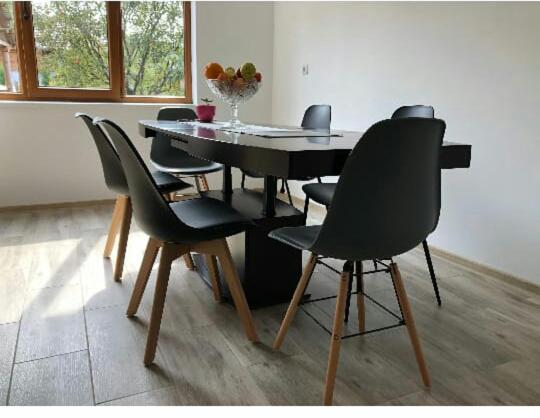 mesa de comedor con 4 sillas, mesa y mesa en Casa Cerbului en Vişeu de Sus