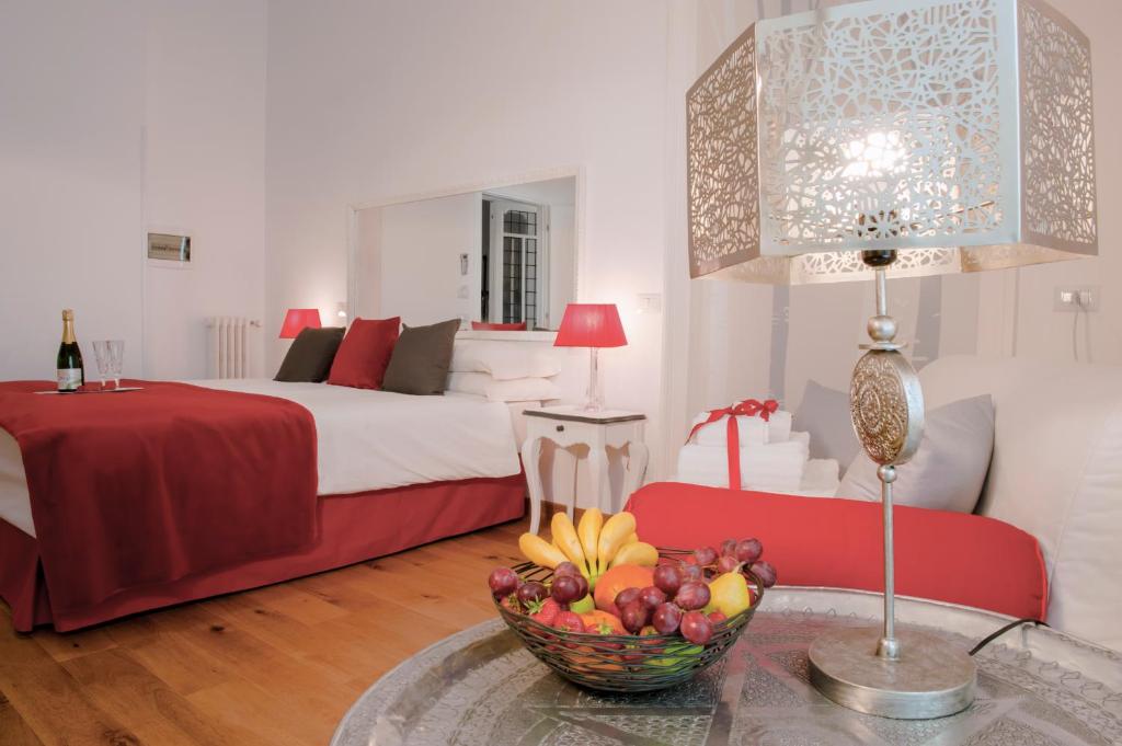 ein Wohnzimmer mit einer Obstschale auf einem Couchtisch in der Unterkunft La Casa delle Tartarughe in Rom