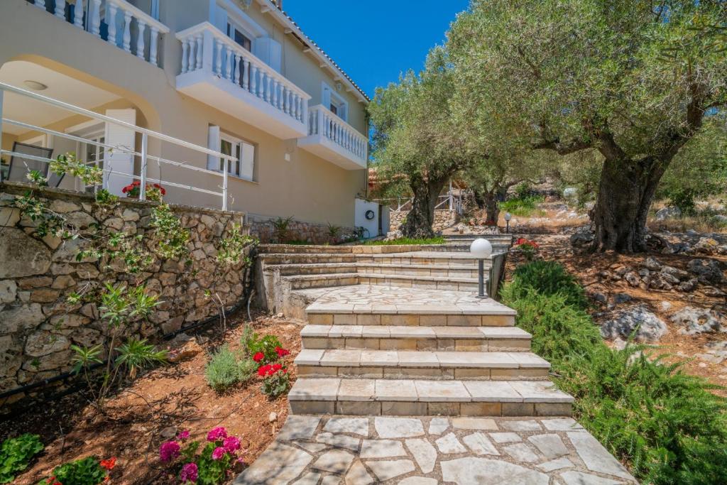 Jardín al aire libre en Armyra Villas