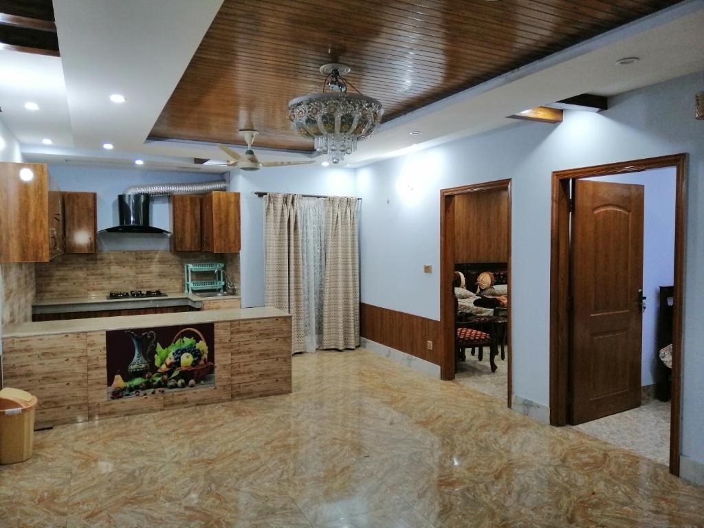 una gran sala de estar con techo de madera. en Full Private House Floor with Lounge & Balcony - Townhouse - Homestay en Lahore