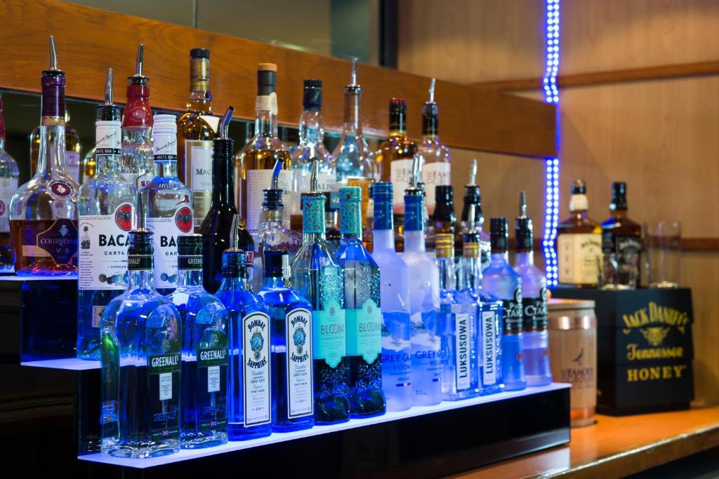 Lounge nebo bar v ubytování Holiday Inn Express Gloucester - South by IHG
