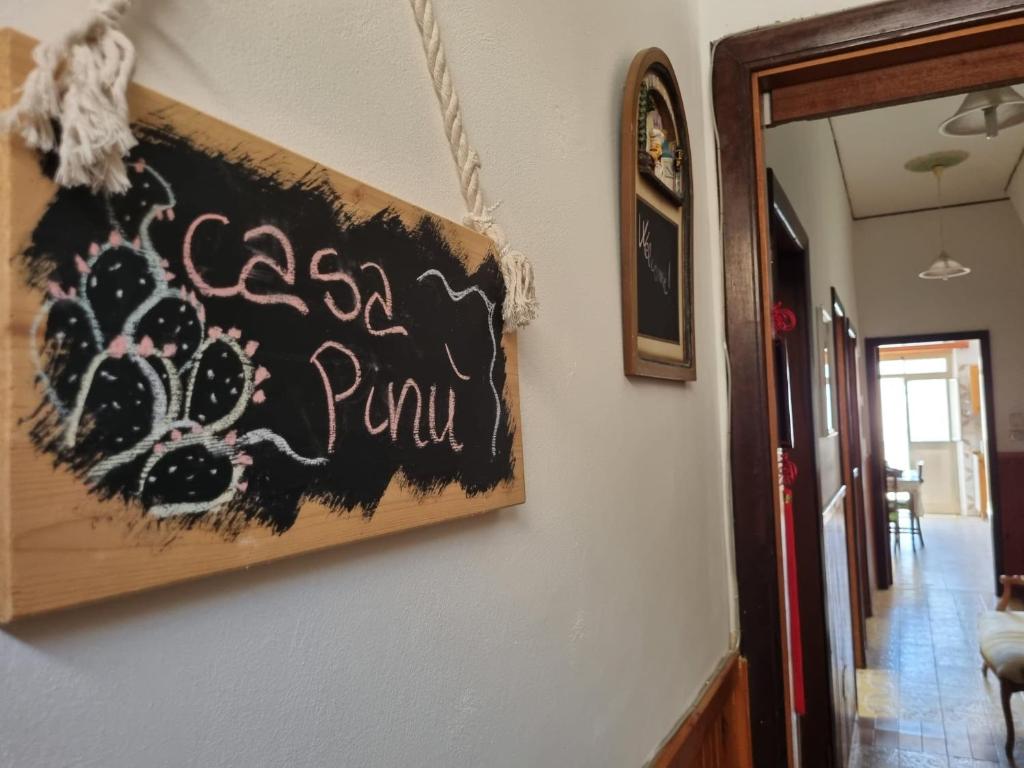 Eine Tafel an einer Wand mit einem Schild, auf dem Meerespunsch steht. in der Unterkunft Casa Pinù in Pachino