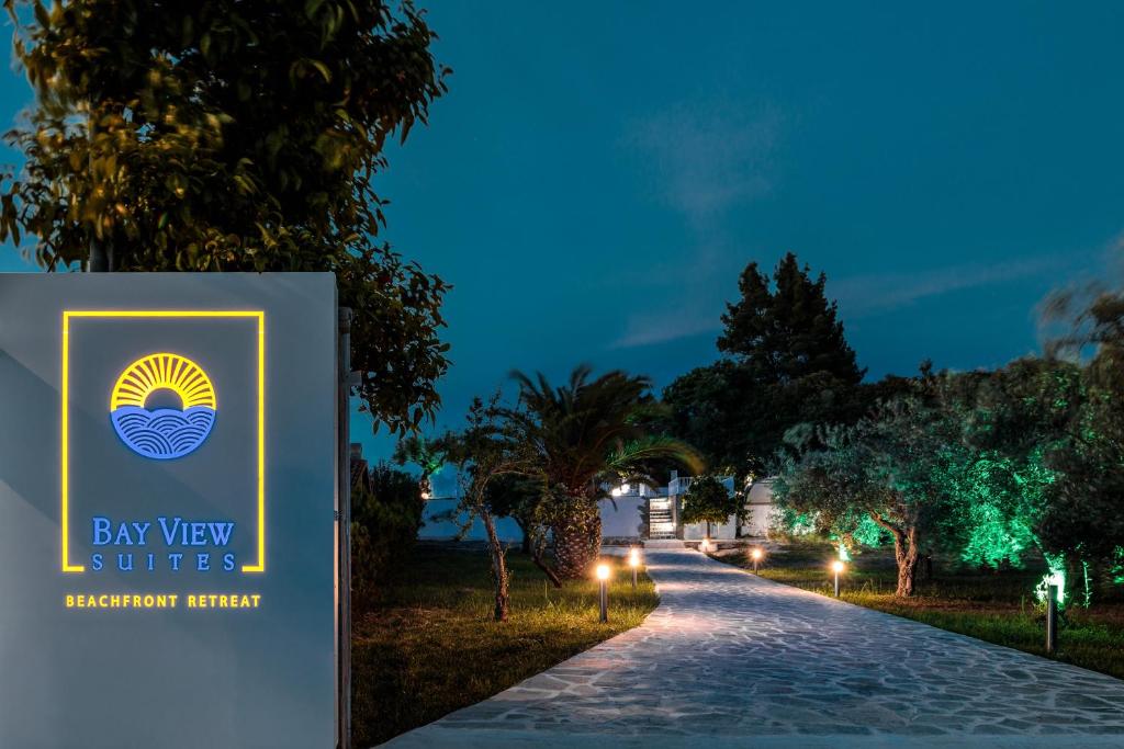 znak dla willi z widokiem na zatokę w nocy w obiekcie Bay View Suites w mieście Ajos Nikolaos