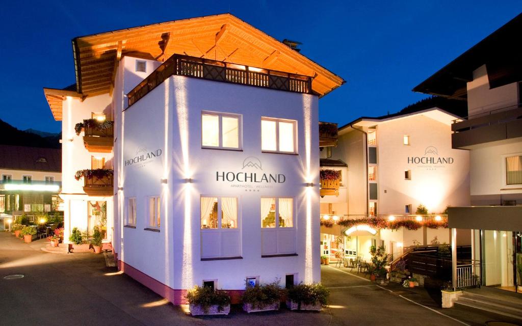 Ein weißes Gebäude mit den Worten Hollywood drauf. in der Unterkunft Aparthotel Hochland GmbH in Nauders