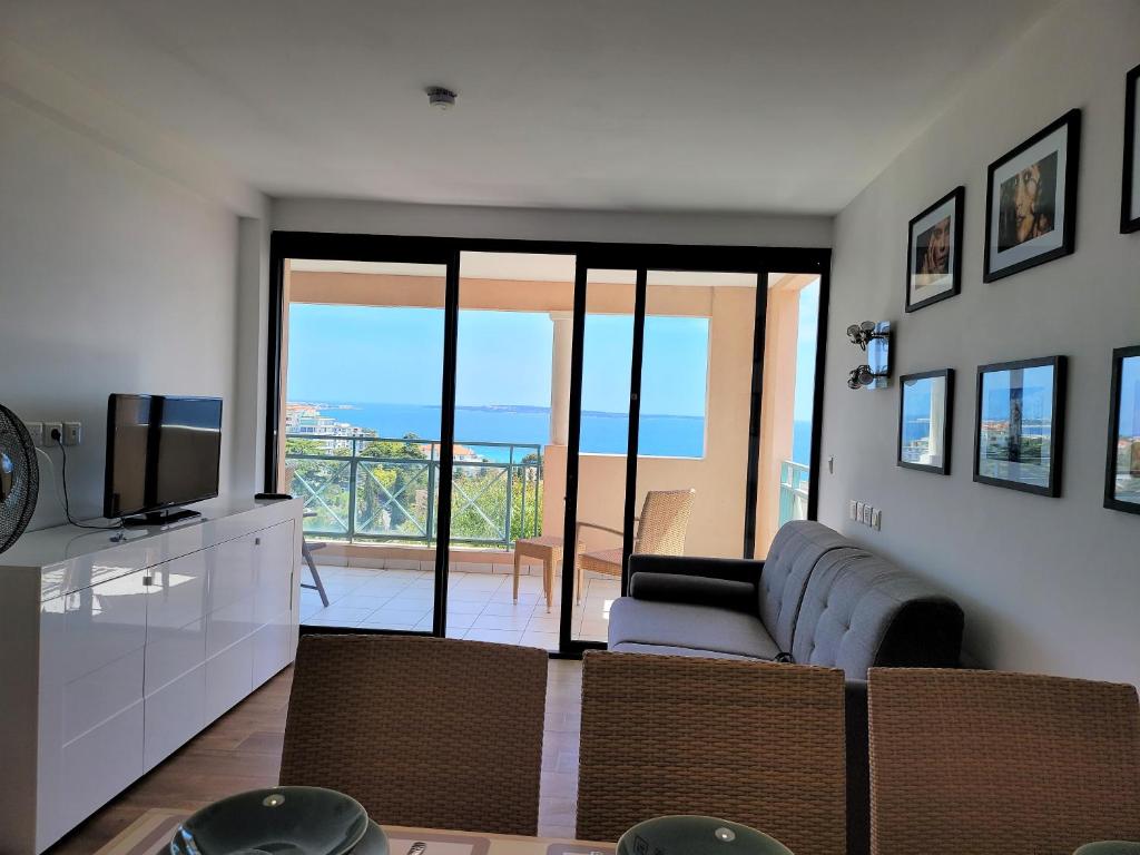 Μια τηλεόραση ή/και κέντρο ψυχαγωγίας στο T2 + CABINE VILLA FRANCIA