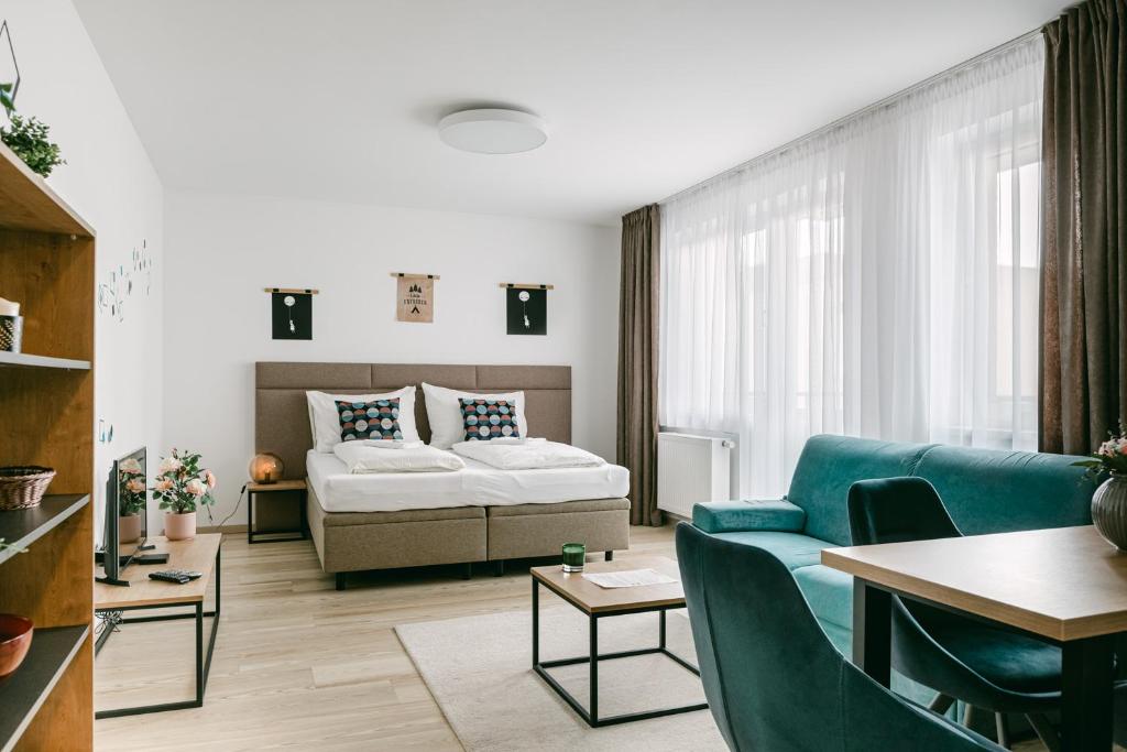 Jarila Boutique Apartment في براتيسلافا: غرفة معيشة مع سرير وأريكة