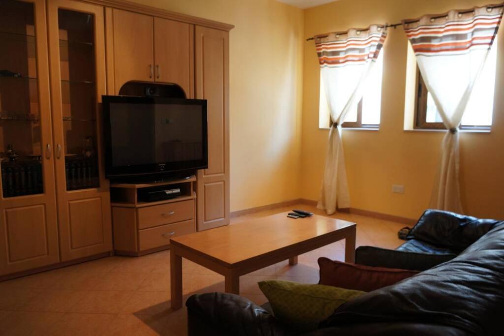 TV a/nebo společenská místnost v ubytování Private room in Shared apartment close to University of Malta & Mater Dei
